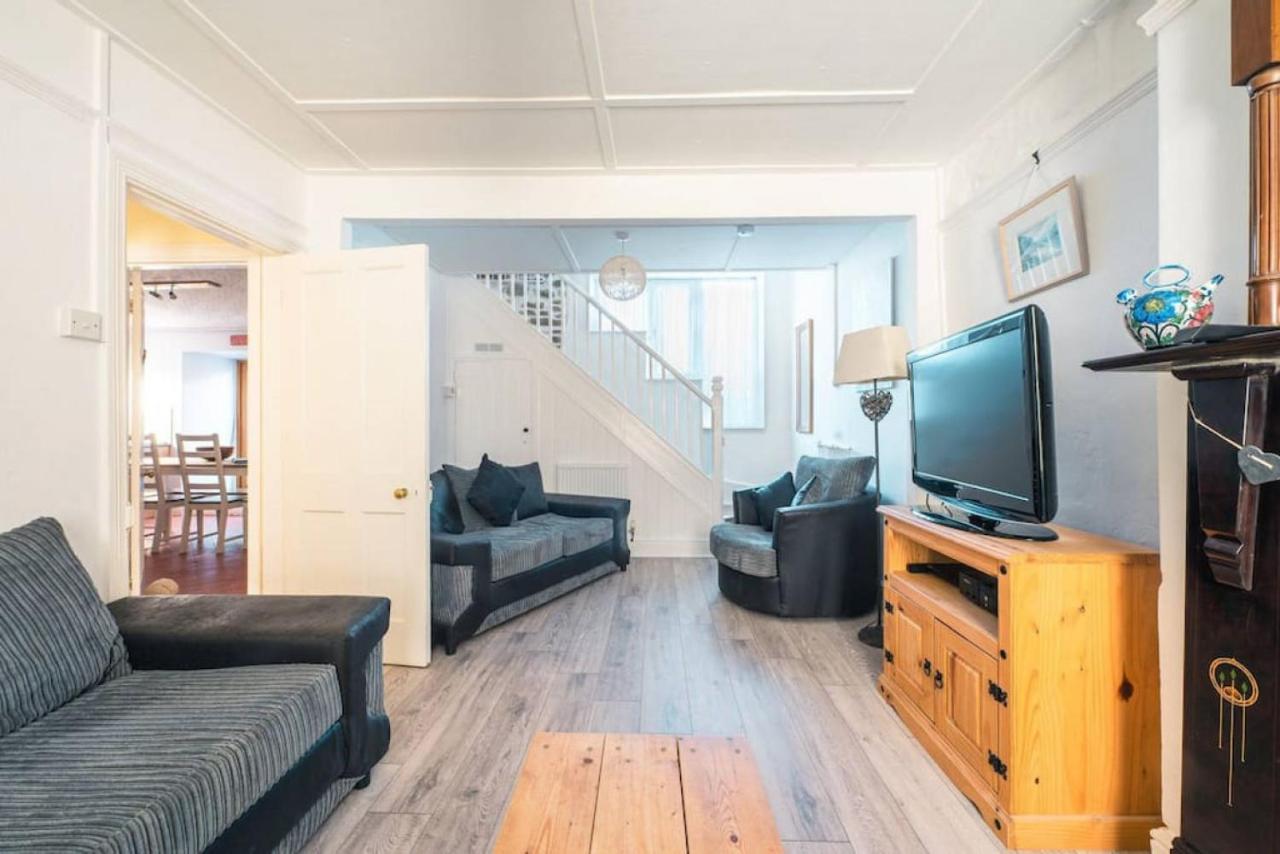 Cosy Welsh Cottage In St Davids Centre With Garden ภายนอก รูปภาพ