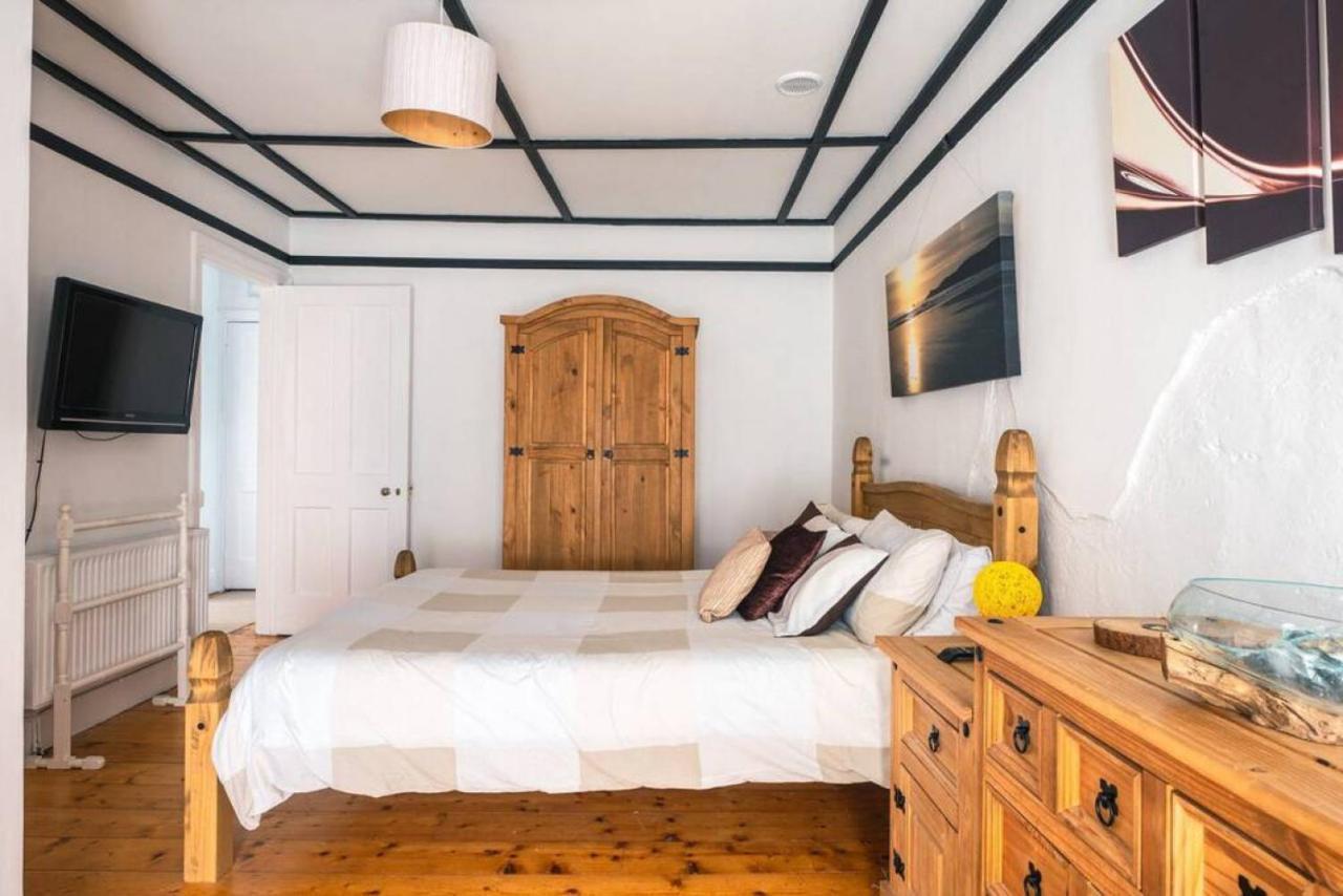Cosy Welsh Cottage In St Davids Centre With Garden ภายนอก รูปภาพ