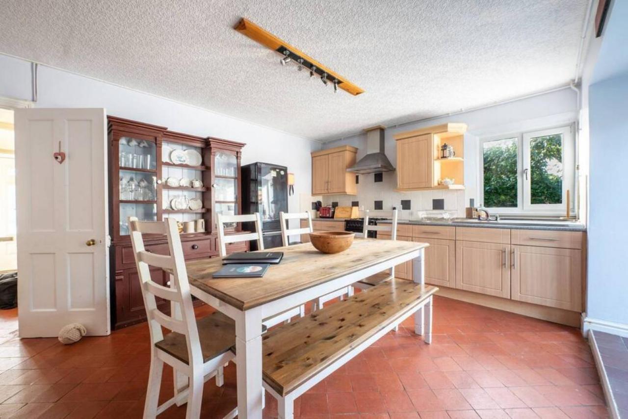 Cosy Welsh Cottage In St Davids Centre With Garden ภายนอก รูปภาพ