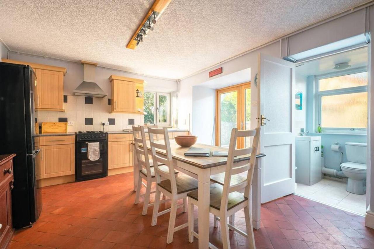 Cosy Welsh Cottage In St Davids Centre With Garden ภายนอก รูปภาพ