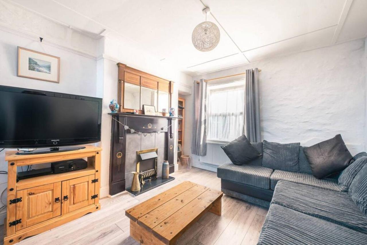Cosy Welsh Cottage In St Davids Centre With Garden ภายนอก รูปภาพ