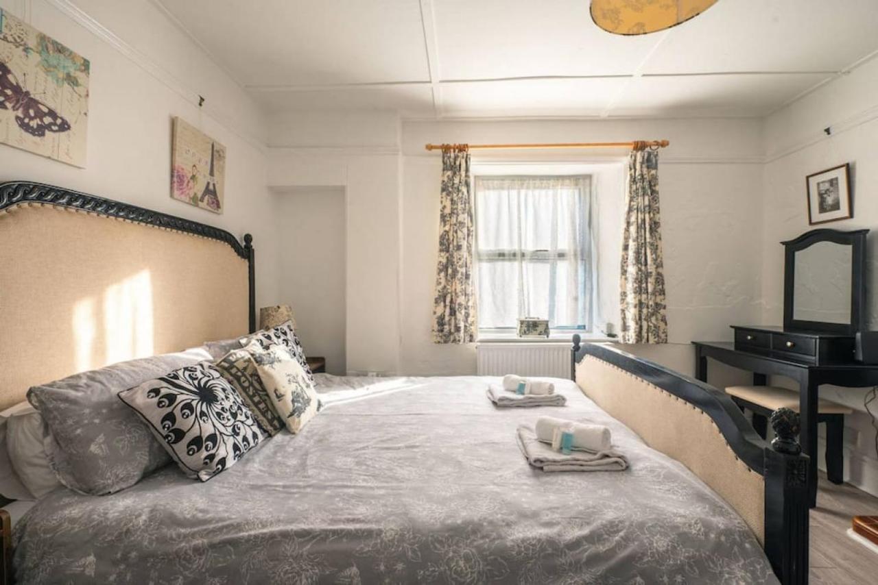 Cosy Welsh Cottage In St Davids Centre With Garden ภายนอก รูปภาพ
