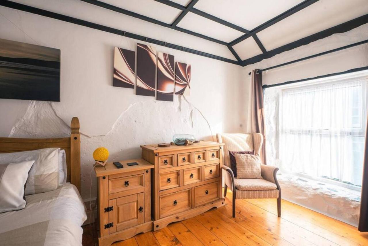Cosy Welsh Cottage In St Davids Centre With Garden ภายนอก รูปภาพ